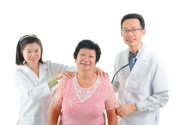 Asiático sênior feminino check-up médico — Fotografia de Stock