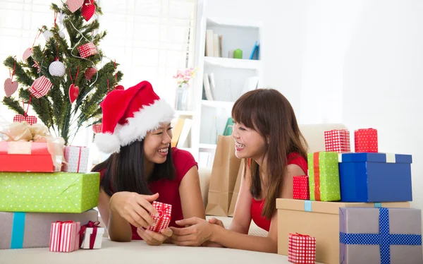 Kinesiska flickor firar jul — Stockfoto