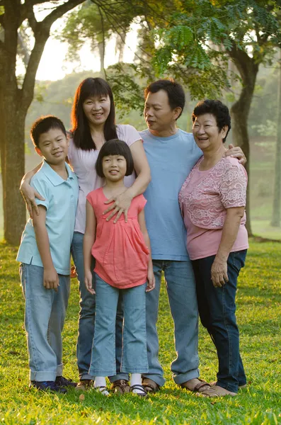 Asiatiska familj utomhus njutning — Stockfoto