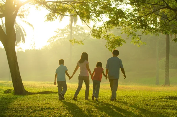 Familjen utomhus kvalitetstid — Stockfoto