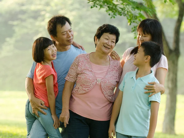 Aziatische familie buiten kwaliteitstijd — Stockfoto