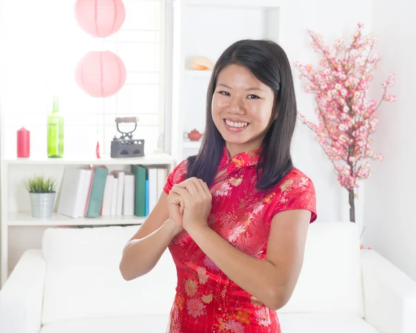 Feliz año nuevo chino chica asiática. Asiática chica haciendo saludo — Foto de Stock