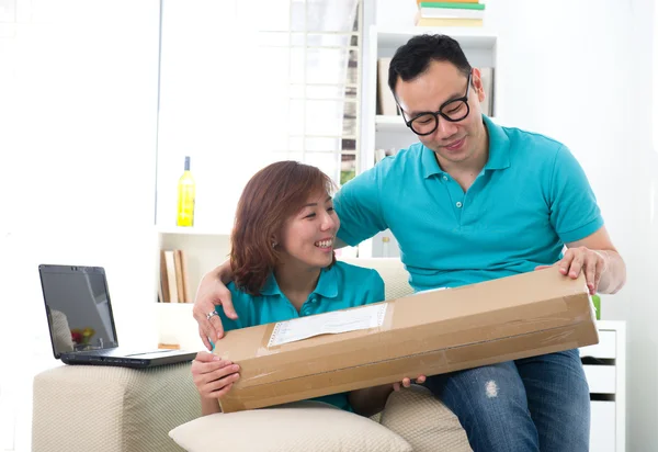 Asiático chino pareja recibiendo en línea paquete — Foto de Stock