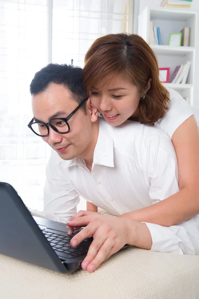 Asiático pareja surf internet estilo de vida foto en sofá —  Fotos de Stock