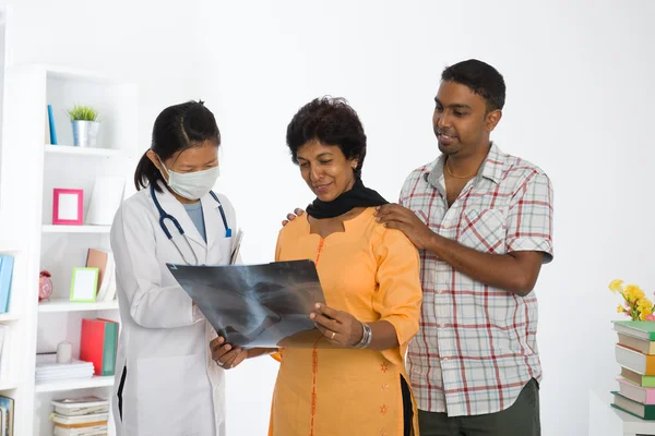 Indiana punjab médico sênior consulta check-up médico — Fotografia de Stock