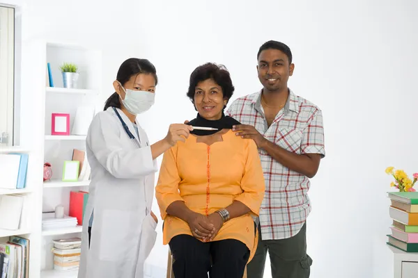 Indiano médico sênior consulta check-up médico — Fotografia de Stock