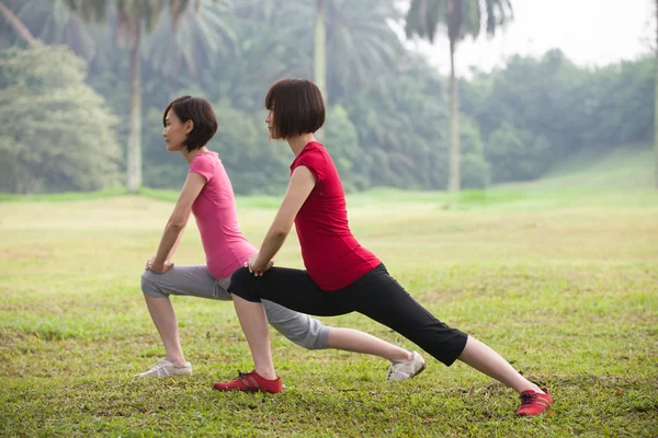 Mujer asiática entrenamiento al aire libre — Foto de Stock