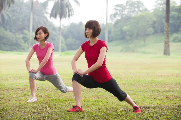 Asiatisk kvinna träning utomhus — Stockfoto