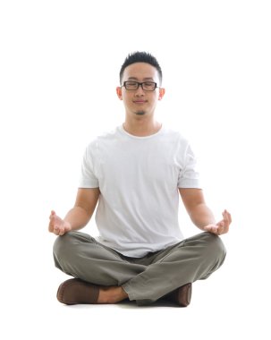 Asyalı erkek yoga yaparken