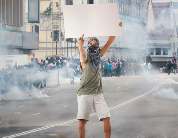 Mann bei Straßenprotesten mit leerem Karton, großartig für Werbung — Stockfoto