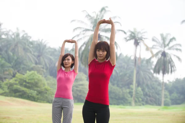 Asiático meninas streching ao ar livre — Fotografia de Stock