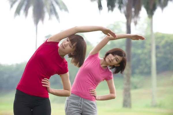 Asiática chica haciendo ejercicio al aire libre —  Fotos de Stock