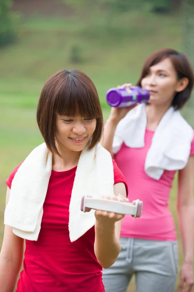 Asiatiska tjejer träning utomhus — Stockfoto