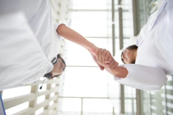 Two young medical doctors shaking hands — Stock Photo, Image