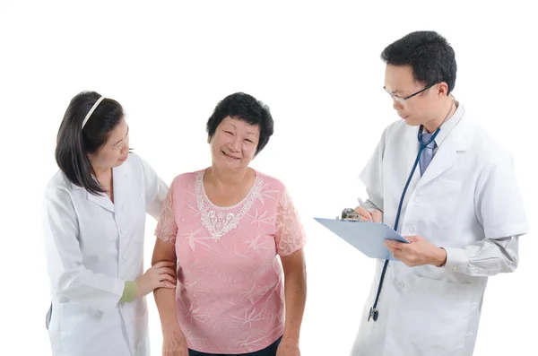 Азіатський старший жіночий медичний огляд з лікарями, південно-східний азіат — стокове фото