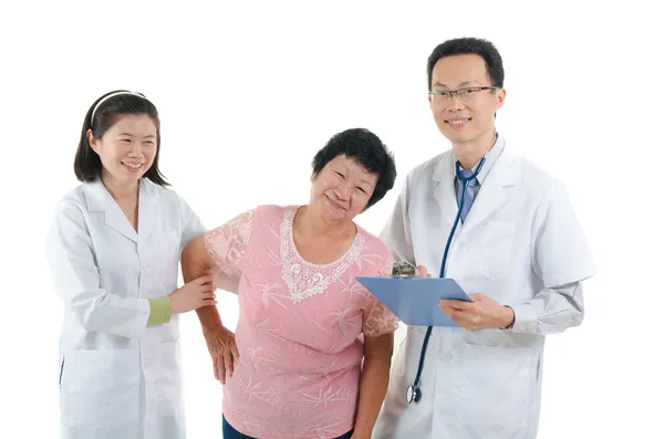 Asiatico anziani femmina medico check-up con medici, sud-est asi — Foto Stock