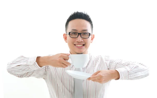 Китайский бизнесмен пьет кофе — стоковое фото