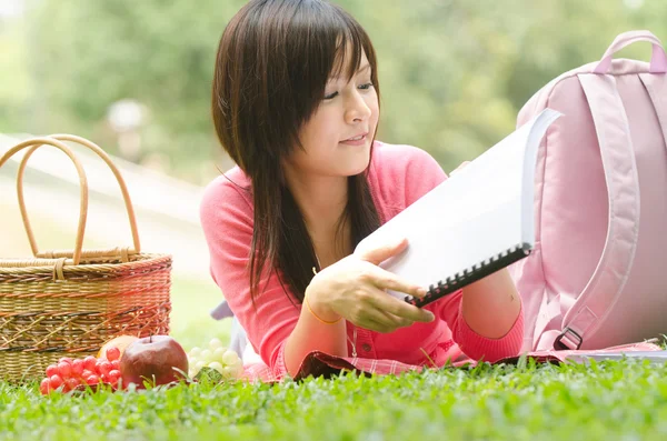 Asyalı üniversiteli kız oturuyor — Stok fotoğraf