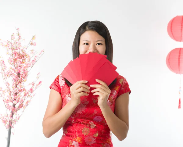 Asiatisk kvinna firar kinesiska nytt år — Stockfoto