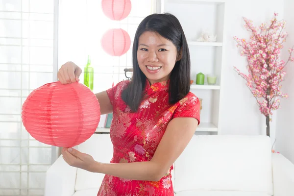 Asiático feminino celebrando ano novo chinês — Fotografia de Stock
