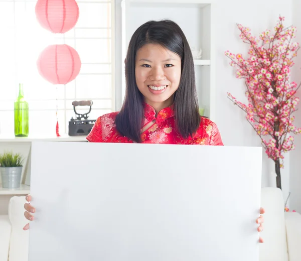 Asiático feminino celebrando ano novo chinês — Fotografia de Stock