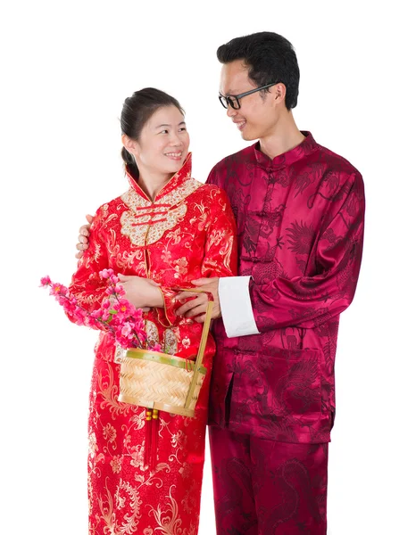 Chinees nieuwjaar paar met mand op bezoek familieleden tijdens fe — Stockfoto