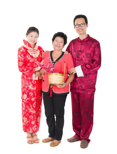 Китайская новогодняя семья с символом удачи — стоковое фото