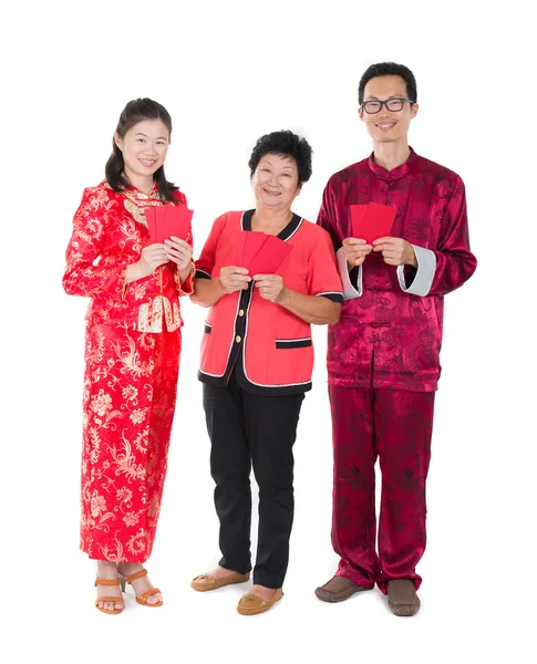Chino año nuevo familia con ang pow símbolo de la suerte — Foto de Stock