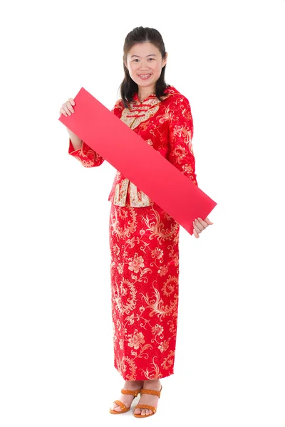 Китайская новогодняя девушка поздравляет с ангпау-знаком процветания — стоковое фото