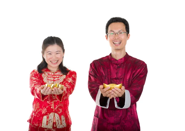Chinese new year couple with gold coins during festival — Stock Photo, Image