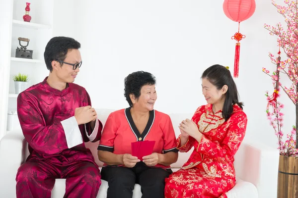 Família do ano novo chinês com desejos de boa sorte — Fotografia de Stock