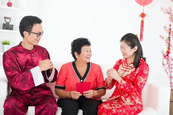 Família do ano novo chinês com desejos de boa sorte — Fotografia de Stock