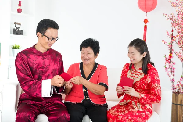 Família do ano novo chinês com desejos de boa sorte — Fotografia de Stock