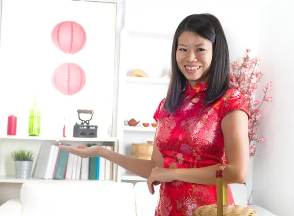 Asiático feminino celebrando ano novo chinês — Fotografia de Stock