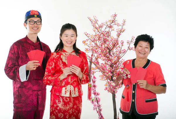 Família do ano novo chinês com ang pow — Fotografia de Stock