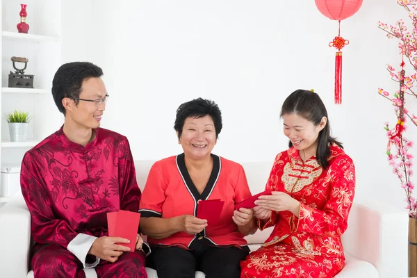 Ano novo chinês celebração por asiático família — Fotografia de Stock