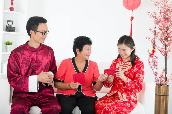 Chinese new year celebration by asian family — Stock Photo, Image