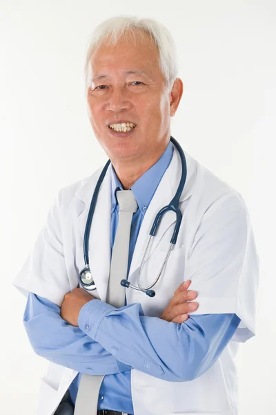 アジアの先輩医師笑顔 — ストック写真