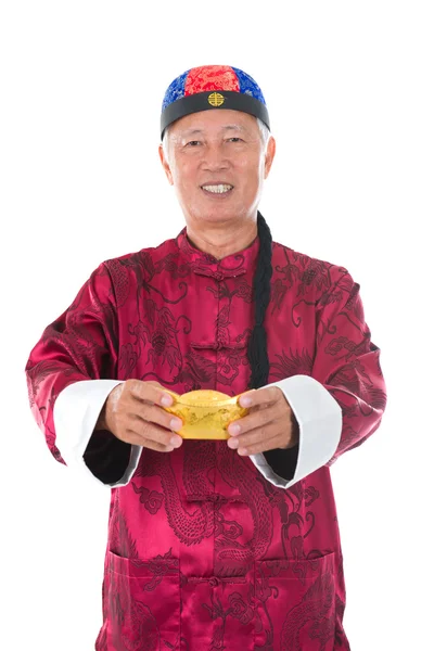 Senior chinese man with gold bullion and traditional chinese clo — Stock Photo, Image