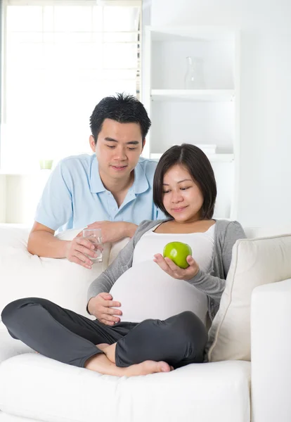 Pregnancy and healthy eating and drinking — Stock Photo, Image