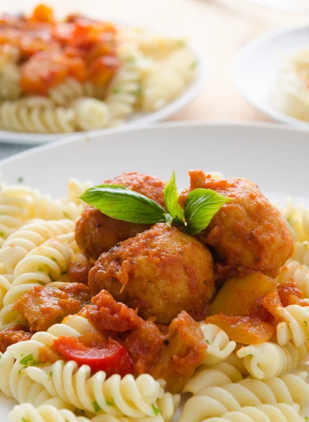 Pasta fresca con bolas de carne —  Fotos de Stock