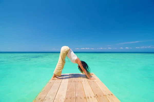 Asiático playa entrenamiento yoga —  Fotos de Stock