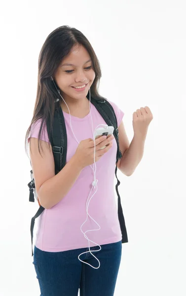 Pan Aziatisch student luisteren naar muziek — Stockfoto