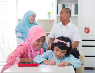 Endonezya malay aile iş ev ödevi birlikte, kaliteli zaman