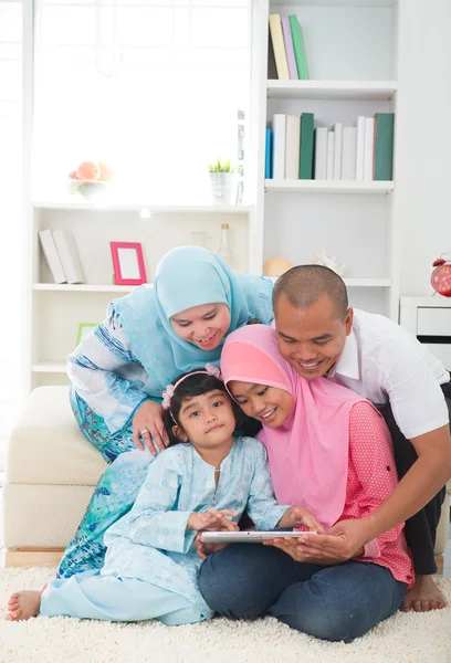 Familia malaya indonesia pasar un buen rato navegar por Internet — Foto de Stock
