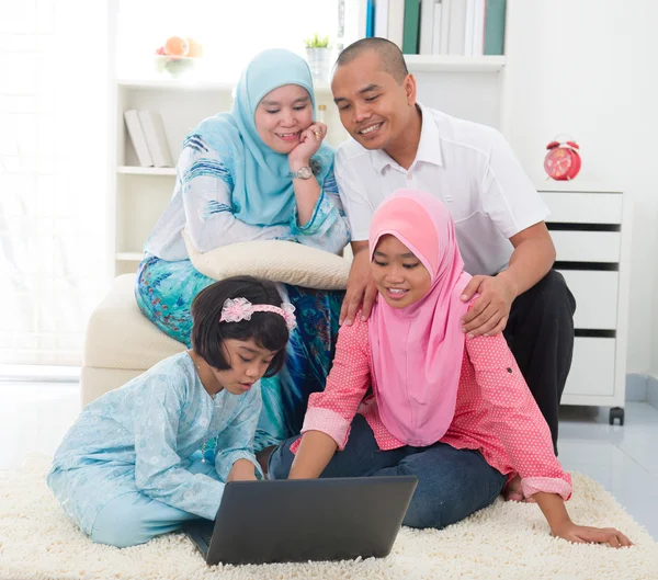 Familia malaya indonesia pasar un buen rato navegar por Internet — Foto de Stock