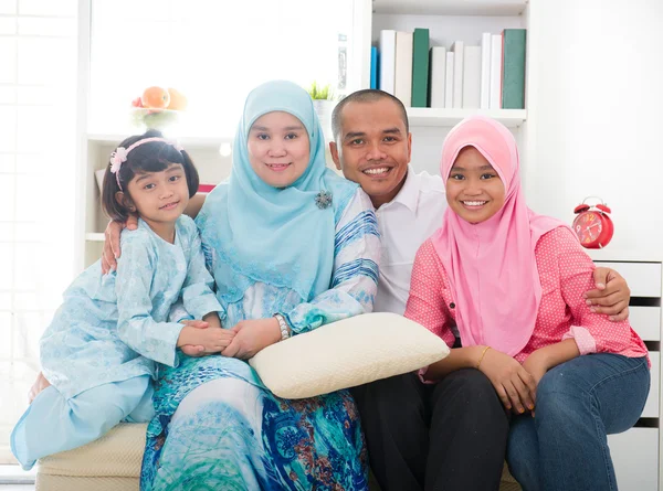 Familia malaya indonesia pasar un buen rato — Foto de Stock