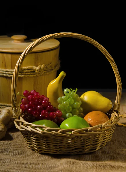 Fructe cu fundal închis izolat — Fotografie, imagine de stoc