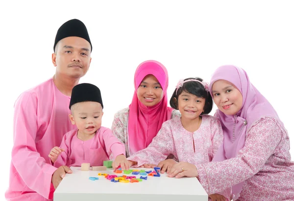 Malayfamilie under hari raya – stockfoto