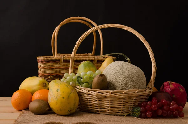 Fruits tropicaux dans un fond sombre — Photo